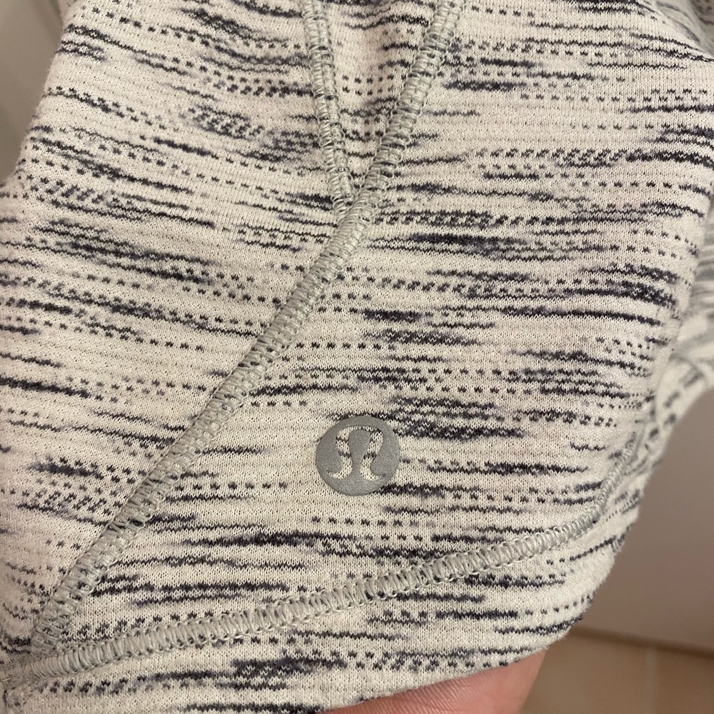 Lululemon Crop Tech Razorback - size 12 - Picture 3 of 3